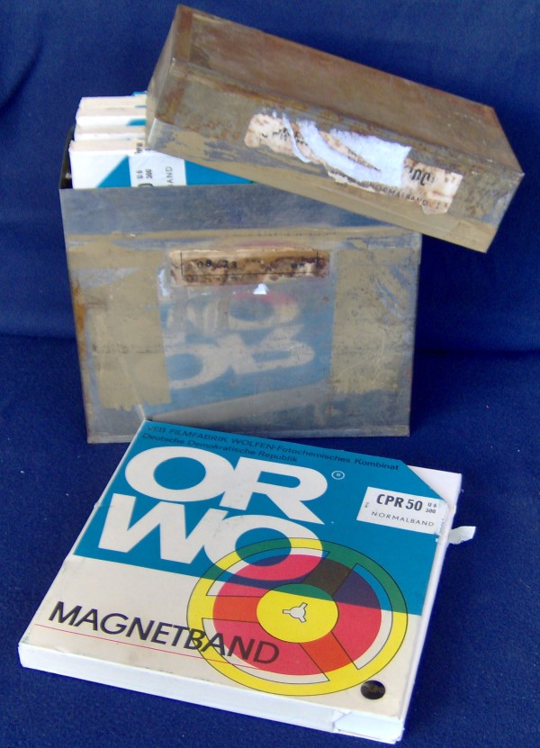 ORWO-Bänder in einer Weissblechdose